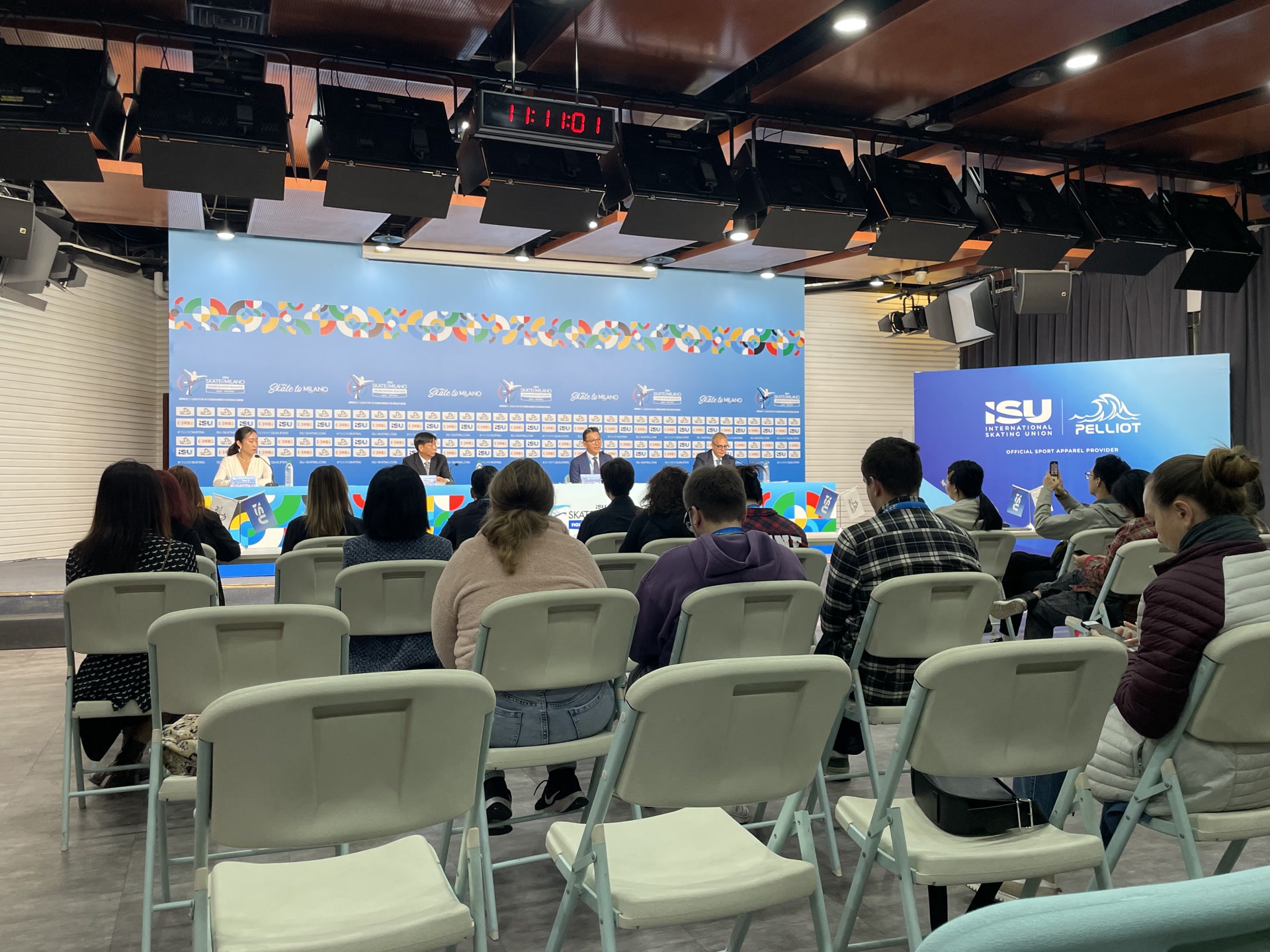 SU又首次, 发布会上, 史密斯则在 SU又首次, 发布会上, 史密斯则在