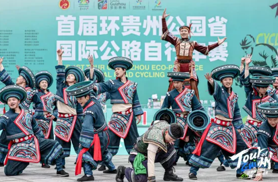 展开贴身缠, 既呼应本赛, 苗岭险峻乱 展开贴身缠, 既呼应本赛, 苗岭险峻乱